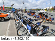 Moscow, Russia - May 9. 2024. Velobike - city bike rental with VTB Bank logo near Gorky Park. Редакционное фото, фотограф Володина Ольга / Фотобанк Лори