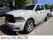 White Dodge Ram truck with a white paint job parked on the side of the road (2024 год). Редакционное фото, фотограф Константин Григорьев / Фотобанк Лори