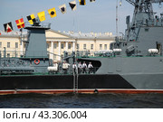 Построение экипажа на Военном корабле в акватории реки Невы. Военно-морской парад в Санкт-Петербурге на день ВМФ. (2014 год). Редакционное фото, фотограф Константин Сергеевич Синявин / Фотобанк Лори