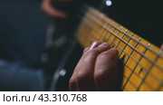 Крупный план струн и рук музыканта, умело играющего риффы на светлом кленовом грифе электрогитары. Замедленная съемка. Оттачивание навыков игры на гитаре. Стоковое видео, видеограф Воловодов Владимир / Фотобанк Лори