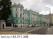 Старинное здание в центре Москвы, бывшее здание учительского института на улице Большая Полянка. Пасмурный летний день. (2021 год). Редакционное фото, фотограф Александр Кузнецов / Фотобанк Лори