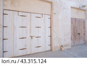 Arabic style carved wooden doors in Al Fahidi Historical District, Deira, Dubai, United Arab Emirates. Стоковое фото, фотограф Екатерина Золина / Фотобанк Лори