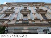 Фасад дома по адресу Улица Мясницкая, 13 строение 3. Доходное владение А.П. Нилуса - Х.Д. Спиридонова - С.В. Давыдовой (2024 год). Редакционное фото, фотограф Константин Григорьев / Фотобанк Лори
