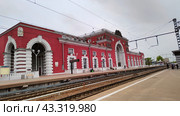 Железнодорожный вокзал, город Курск (2024 год). Редакционное фото, фотограф Ирина Терентьева / Фотобанк Лори