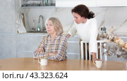 Offended elderly woman listens to complaints from her adult daughter at home. Стоковое видео, видеограф Яков Филимонов / Фотобанк Лори