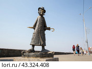 Памятник Антону Павловичу Чехову, город Томск, Томская область, Сибирь, Россия. Забавная скульптура писателя Антона Чехова на набережной реки Томи. Надпись на постаменте гласит: "Антон Павлович в Томске глазами пьяного мужика, лежащего в канаве и не читавшего «Каштанку»" Редакционное фото, фотограф Андрей Степанов / Фотобанк Лори
