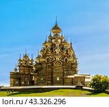 View of the northwestern facade of the churches of the transformation of the Lord and the Protection of the Blessed Virgin Mary on the island of Kizhi (2023 год). Редакционное фото, фотограф Владимир Ушаров / Фотобанк Лори