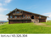 A typical house of a wealthy peasant of Zaonezhia (2023 год). Редакционное фото, фотограф Владимир Ушаров / Фотобанк Лори