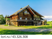 House of a peasant with an average income of Elizarov from the village of Seredka (2023 год). Редакционное фото, фотограф Владимир Ушаров / Фотобанк Лори