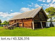 One of the typical peasant houses of the Russian Zaonezhnya (2023 год). Редакционное фото, фотограф Владимир Ушаров / Фотобанк Лори