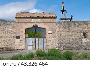 Ворота старинной русской Ахтинской крепости солнечным майским днем. Ахты, Дагестан (2024 год). Стоковое фото, фотограф Виктор Карасев / Фотобанк Лори