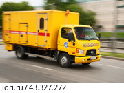 An emergency service car is rushing to answer a call along the embankment. Russia. Moscow. 10.06.24 (2024 год). Редакционное фото, фотограф Ярославский Максим / Фотобанк Лори