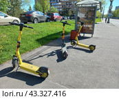 Парковка электросамокатов на тротуаре в пешеходной зоне. Остановка общественного транспорта "Управа района Гольяново". Камчатская улица. Город Москва (2023 год). Редакционное фото, фотограф lana1501 / Фотобанк Лори