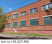 Двухэтажное краснокирпичное производственное здание. Построено в 1964 году. 4-й проезд Подбельского, 3, строение 6. Район Богородское. Город Москва (2023 год). Стоковое фото, фотограф lana1501 / Фотобанк Лори