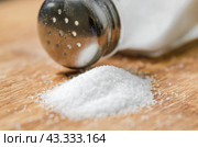 Salt background . On wooden table. Стоковое фото, фотограф Артем Шадрин / Фотобанк Лори