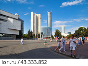 Город Екатеринбург. Башня "Исеть",  гостиница "Hyatt Regency Ekaterinburg" и Здание Правительства Свердловской области. Октябрьская площадь (2016 год). Редакционное фото, фотограф Александр Тараканов / Фотобанк Лори