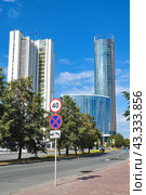 Город Екатеринбург. Башня "Исеть" и гостиница "Hyatt Regency Ekaterinburg". Улица Ельцина (2016 год). Редакционное фото, фотограф Александр Тараканов / Фотобанк Лори