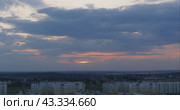 Закат над городом. Облачное небо. Покадровая съемка (тайм-лапс). (2024 год). Стоковое видео, видеограф Константин Шалькевич / Фотобанк Лори