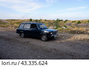 Советский и российский автомобиль ВАЗ-2104 среди озер. Солнечный летний день. (2020 год). Редакционное фото, фотограф Александр Кузнецов / Фотобанк Лори
