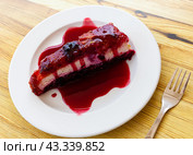 Sweet cheesecake Tarta de queso with blueberry jam. Стоковое фото, фотограф Яков Филимонов / Фотобанк Лори