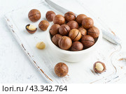 Plate with almonds in endocarp, whole and chopped open nuts in bulk. Стоковое фото, фотограф Natalia Gdovskaia / Фотобанк Лори