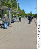 Трамвайная остановка «Детские ясли-сад». Открытое шоссе. Район Метрогородок. Город Москва (2023 год). Редакционное фото, фотограф lana1501 / Фотобанк Лори