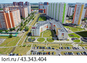 Новая школа в районе новостроек в Новых Химках и жилые дома на улицах Родионова и Марии Рубцовой (2020 год). Стоковое фото, фотограф Александр Замараев / Фотобанк Лори