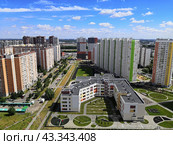 Новая школа в районе новостроек в Новых Химках и жилые дома на улицах Родионова и Марии Рубцовой (2020 год). Стоковое фото, фотограф Александр Замараев / Фотобанк Лори