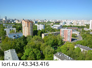 Вид на жилые дома в Лосиноостровском  районе по улице Изумрудная и Янтарному проезду. Москва (2024 год). Стоковое фото, фотограф Александр Замараев / Фотобанк Лори