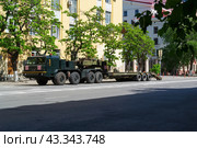 Военный автомобиль, мощный седельный тягач БАЗ-6403 с полуприцепом, танковоз. Волгоград, улица Мира, Россия, (2024 год). Редакционное фото, фотограф Андрей Цыганков / Фотобанк Лори
