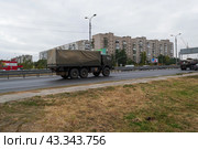 Военные грузовики КАМАЗ возвращаются с учений, движутся по улице города. Волгоград, 3-я Продольная улица, Россия (2020 год). Редакционное фото, фотограф Андрей Цыганков / Фотобанк Лори