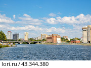 Город Екатеринбург. Вид с набережной на Макаровский мост (2016 год). Стоковое фото, фотограф Александр Тараканов / Фотобанк Лори