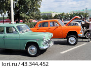 Автомобили "Москвич-403" и "Москвич-410". Выставка ретроавтомобилей в День города. Екатеринбург (2016 год). Редакционное фото, фотограф Александр Тараканов / Фотобанк Лори