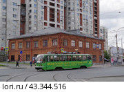 Трамвай 71-403 №824, на перекрёстке улиц Радищева и Московской, Екатеринбург (2018 год). Редакционное фото, фотограф Алексей Иванов / Фотобанк Лори