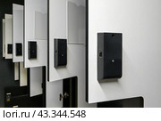 Электронные замки на дверцах шкафчиков для одежды. Стоковое фото, фотограф Вячеслав Палес / Фотобанк Лори