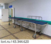 Каталки у стены больничного коридора. Стоковое фото, фотограф Вячеслав Палес / Фотобанк Лори