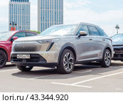Gray colored chinese SUV Haval F8 (Xiaolong Max) parked on the street (2024 год). Редакционное фото, фотограф Константин Григорьев / Фотобанк Лори
