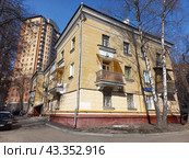 Трехэтажный двухподъездный кирпичный жилой дом серии. Построен в 1951 году. Измайловский бульвар, 59а. Район Измайлово. Город Москва (2023 год). Редакционное фото, фотограф lana1501 / Фотобанк Лори