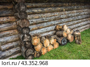 Поленница дров около деревенского дома. Сельский быт, сельский пейзаж./ A woodpile of firewood near a village house. Rural life, rural landscape. Стоковое фото, фотограф Iva Noel / Фотобанк Лори