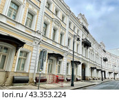 Старопанский переулок в Москве в облачную погоду весной. Носовское подворье - памятник архитектуры. Стоковое фото, фотограф Овчинникова Ирина / Фотобанк Лори