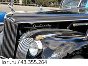 Эмблема Packard One-Twenty 1941 года выпуска. Американский автомобиль представительского класса. Выставка ретроавтомобилей в День города. Екатеринбург (2016 год). Редакционное фото, фотограф Александр Тараканов / Фотобанк Лори