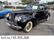 Packard One-Twenty 1941 года выпуска. Американский автомобиль представительского класса. Выставка ретроавтомобилей в День города. Екатеринбург (2016 год). Редакционное фото, фотограф Александр Тараканов / Фотобанк Лори