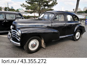 Chevrolet Fleetline — американский полноразмерный легковой автомобиль, выпускавшийся в 1941—1942. Выставка ретроавтомобилей в День города. Екатеринбург (2016 год). Редакционное фото, фотограф Александр Тараканов / Фотобанк Лори