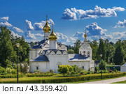 Vvedenskaya and Pyatnitskaya churches, Sergiyev Posad, Russia (2021 год). Стоковое фото, фотограф Boris Breytman / Фотобанк Лори