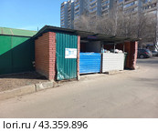 Огороженное сооружение с мусорными контейнерами на 14-ой Парковой улице. Район Восточное Измайлово. Город Москва (2023 год). Редакционное фото, фотограф lana1501 / Фотобанк Лори