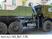 Машина технической помощи, эвакуатор МТП-А2 на шасси КамАЗ-5350 в движении на улице города, Волгоград, улица Мира, Россия (2024 год). Редакционное фото, фотограф Андрей Цыганков / Фотобанк Лори