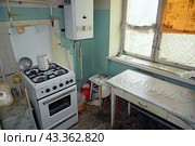 Кухня в старой хрущевке, предназначенной для сноса по программе реновации (2020 год). Редакционное фото, фотограф Александр Замараев / Фотобанк Лори