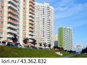 Жилые многоквартирные высотные дома 23/2, 25 и 33 по проспекту Мельникова в Новых Химках (2019 год). Редакционное фото, фотограф Александр Замараев / Фотобанк Лори