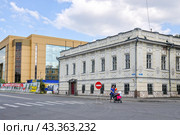 Екатеринбург, улица Толмачева, дом 30. Купеческий особняк П.И. Иванова, конец XIX века (Уральский колледж недвижимости и упраления имени Егора Летова) (2016 год). Стоковое фото, фотограф Александр Тараканов / Фотобанк Лори