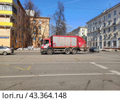 Мусоровоз на дороге. Первомайская улица. Район Восточное Измайлово. Москва (2024 год). Редакционное фото, фотограф lana1501 / Фотобанк Лори